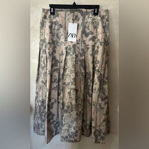 Zara pleated skirt 
Size X-Large